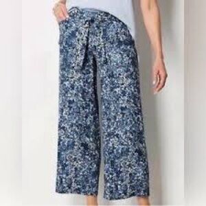J. Jill. Wide Leg Pull-on Cropped Blue Floral Pants. Size Medium.